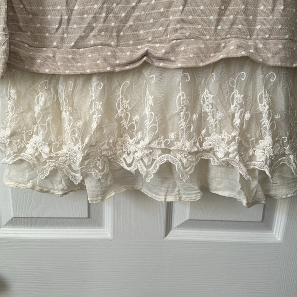 a’reve tunic style shirt with lace bottom detailing. Large. Beige with cream. - Picture 3 of 8